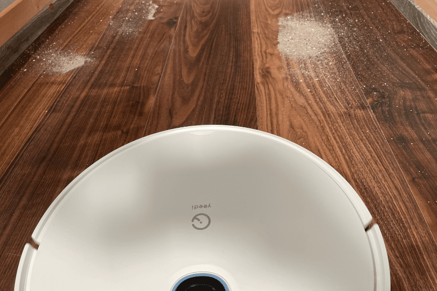 Yeedi Vac Hybrid saugt Sand beim Saugtest auf dem Hartboden